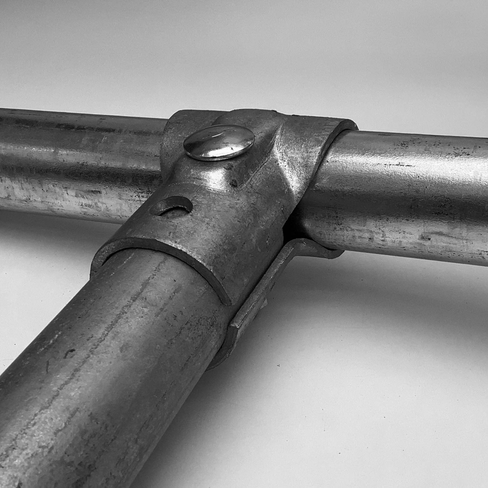 T-Verbinder 90°, Mischgrösse, 6/4"-1" (48.3 mm - 33.7 mm), feuerverzinkt, Schraube 1 x M10x60